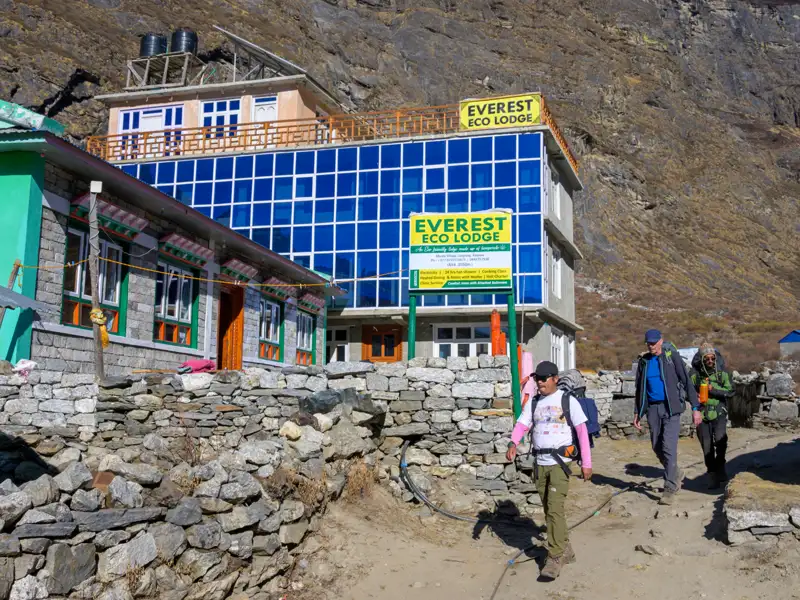 Das Everest Eco Lodge bietet Unterkunft für Wanderer auf dem Weg.