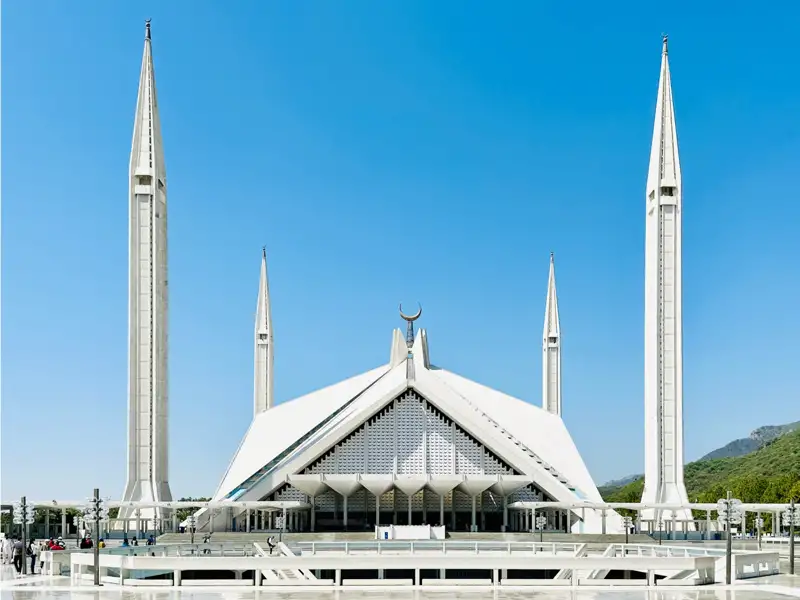 Außenansicht der Faisal-Moschee mit ihren markanten Minaretten und dem modernen Design.