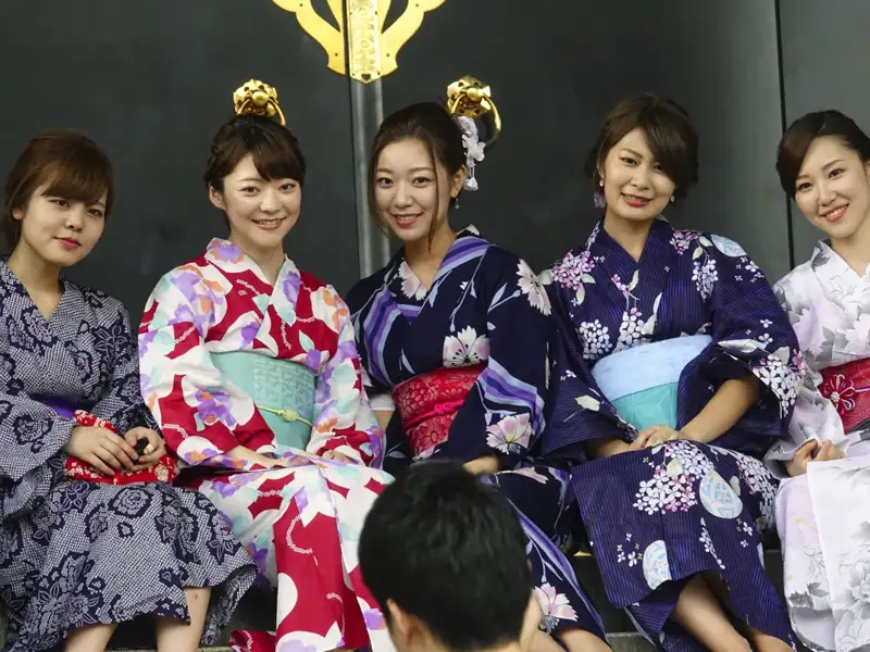 Frauen in traditionellen japanischen Yukatas.