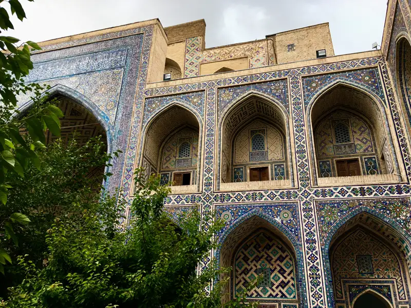 Historische Mosaikfassade mit kunstvollen Mustern und Bögen.