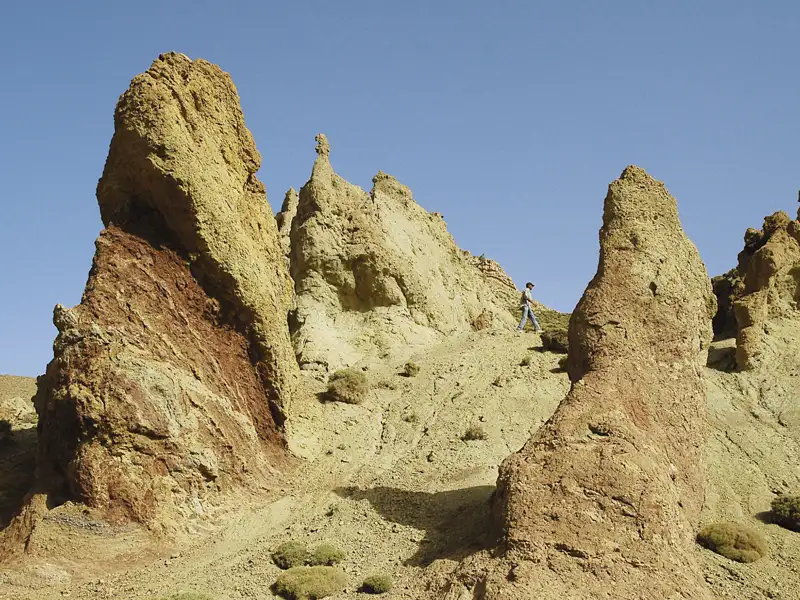 Wanderer inmitten beeindruckender Felsformationen.