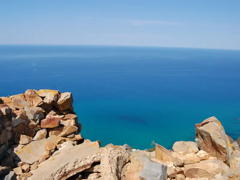 Blick auf das Meer von einer felsigen Küste.