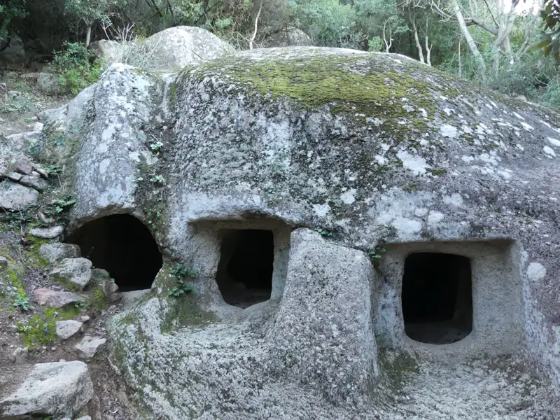 Eingänge zu einem Felsengrab, möglicherweise aus prähistorischer Zeit.