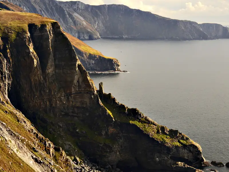 Steile Klippenformationen an der irischen Küste.