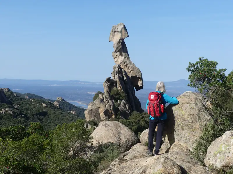 Wanderer bei einer ungewöhnlichen Felsformation auf einer Wanderung.