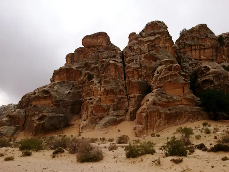 Imposante Sandsteinfelsen in einer Wüstenlandschaft.