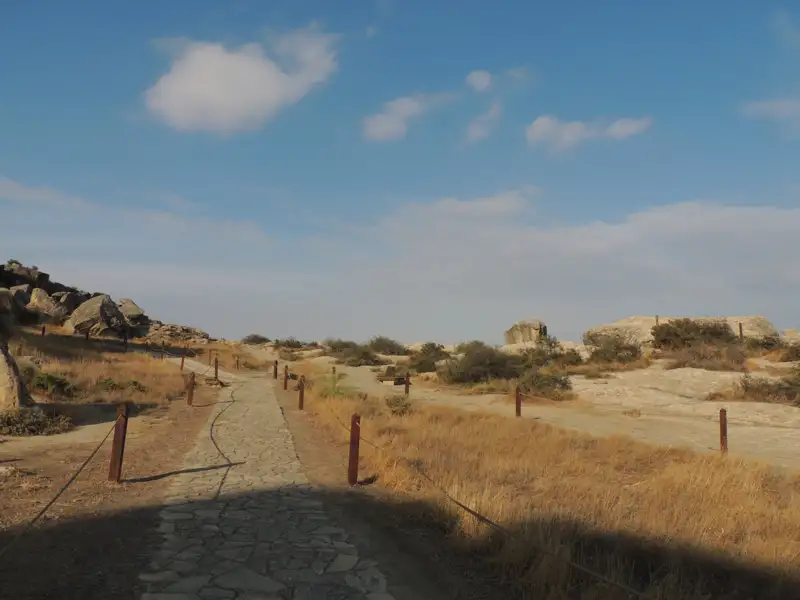 Gepflasterter Weg in einer felsigen Landschaft.