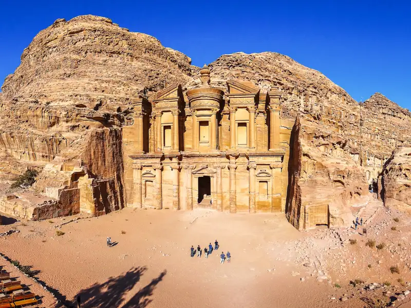 Das Schatzhaus in Petra, Jordanien, ausgemeißelt in den Sandstein.