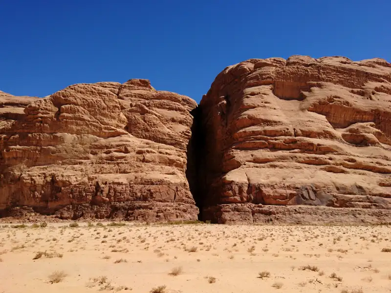 Felsformationen in der Wüste, die während der Reise besichtigt wurden.