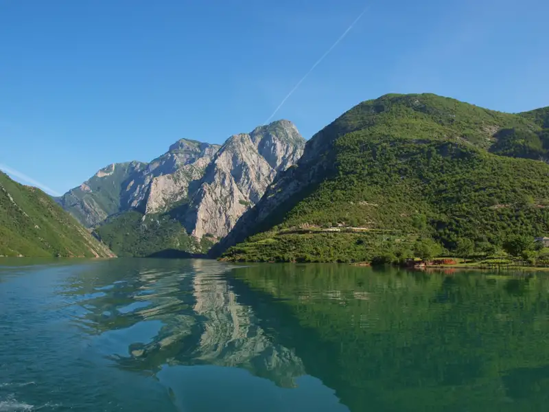 Spektakuläre Berglandschaft, die sich im ruhigen Wasser des Sees spiegelt.