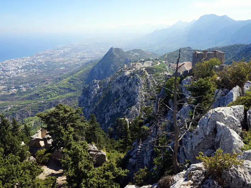 Aussicht von den Bergen auf die Küste und eine mittelalterliche Burgruine.