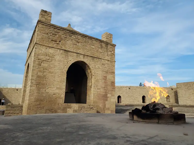 Steinbau mit brennendem Feuer