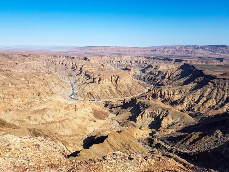 Weitläufiger Blick über den Fish River Canyon, der die beeindruckende Tiefe und die zerklüftete Landschaft zeigt.