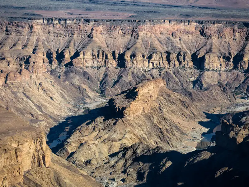Weitläufiger Blick auf den Fish River Canyon mit seinen charakteristischen Felsformationen.