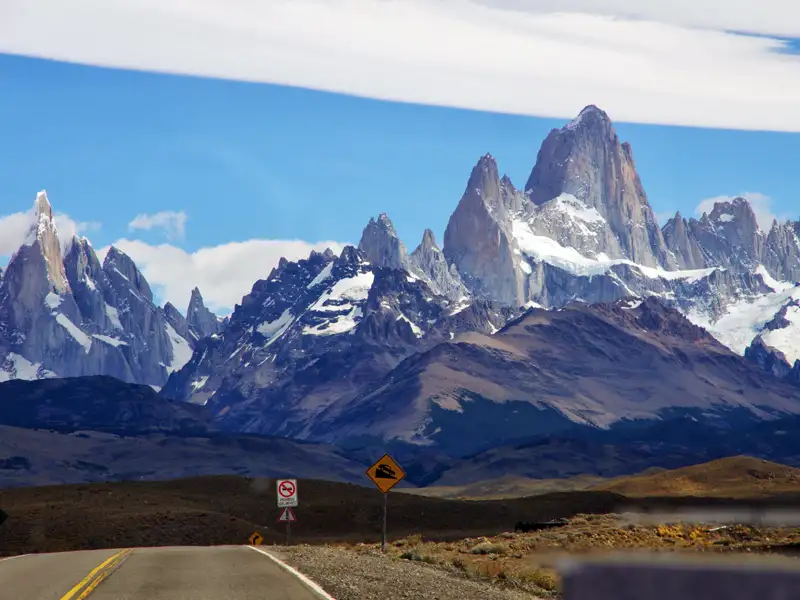 Fahrt auf einer Straße mit dem Fitz Roy Massiv im Hintergrund.