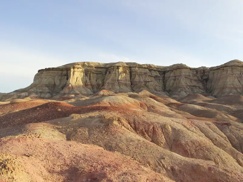Abgebildete Felsformationen mit bunten Schichten und Erosionsmerkmalen.