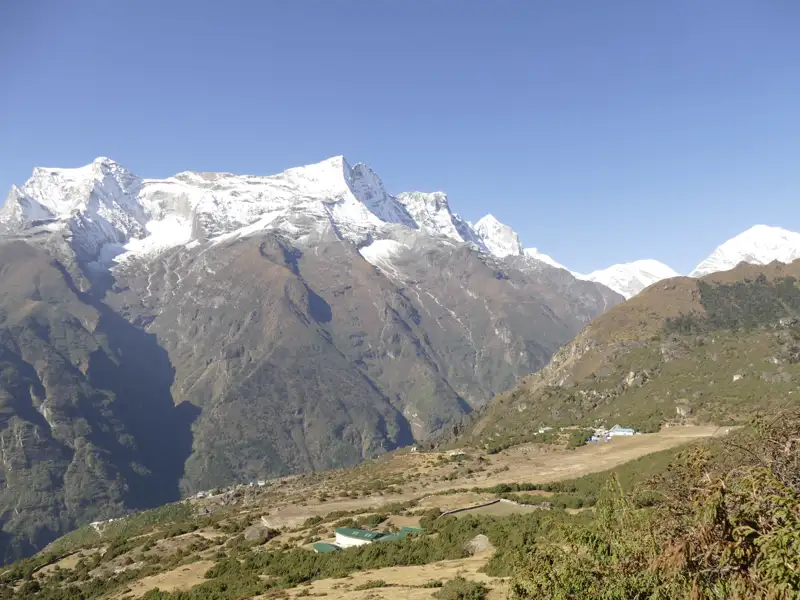 Himalaya-Gebirgslandschaft mit Schnee und Tälern.