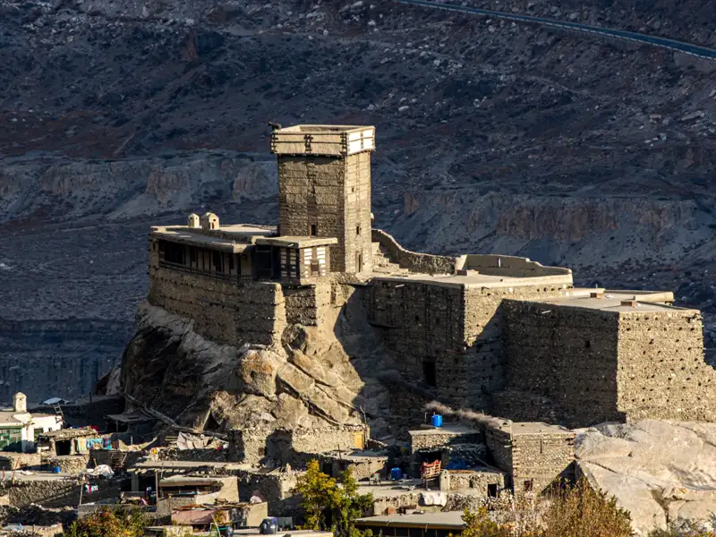 Historische Festung auf einem Felsen.
