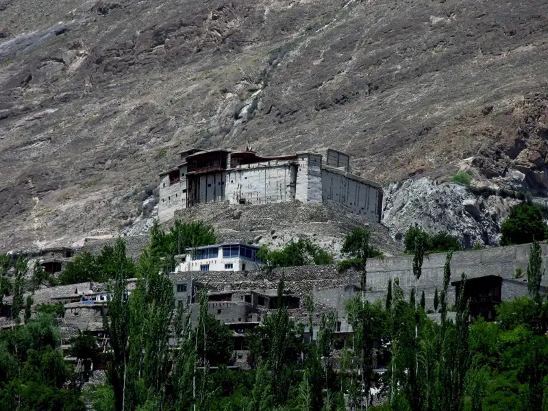 Altes Bergfort über einem Dorf