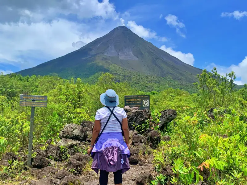 Wanderung zum Vulkan Arenal: Blick auf den Vulkan vom Startpunkt des Wanderwegs.