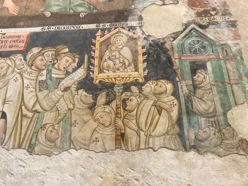 Mittelalterliches Fresko mit Mönchen und Maria mit Kind.