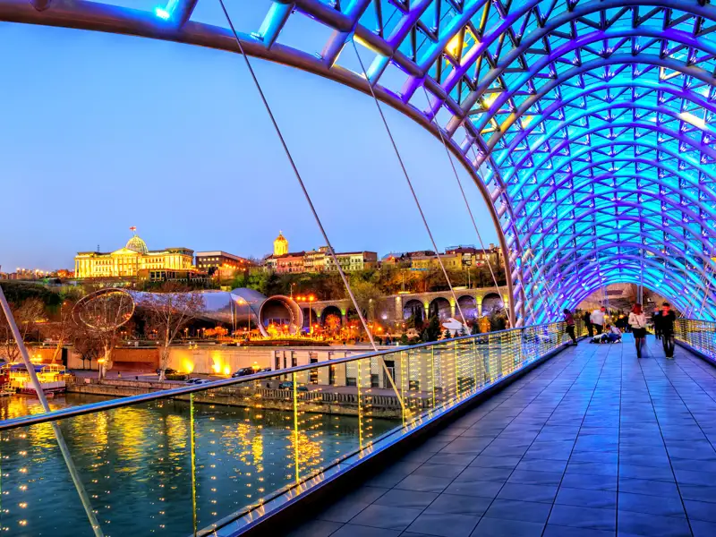 Schneebedeckter Berg mit umliegenden Hügeln und Tälern.