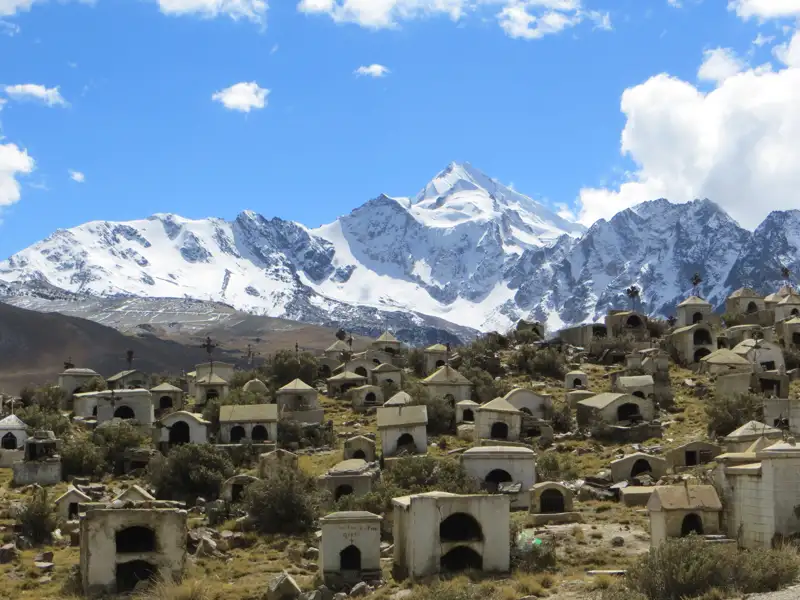 Andenfriedhof mit Bergblick