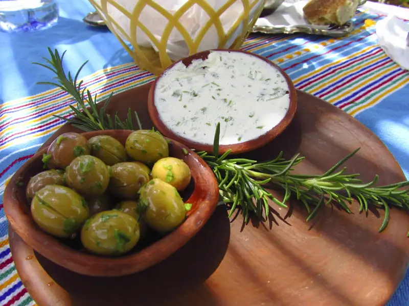 Vorspeise mit grünen Oliven und Kräutersauce.