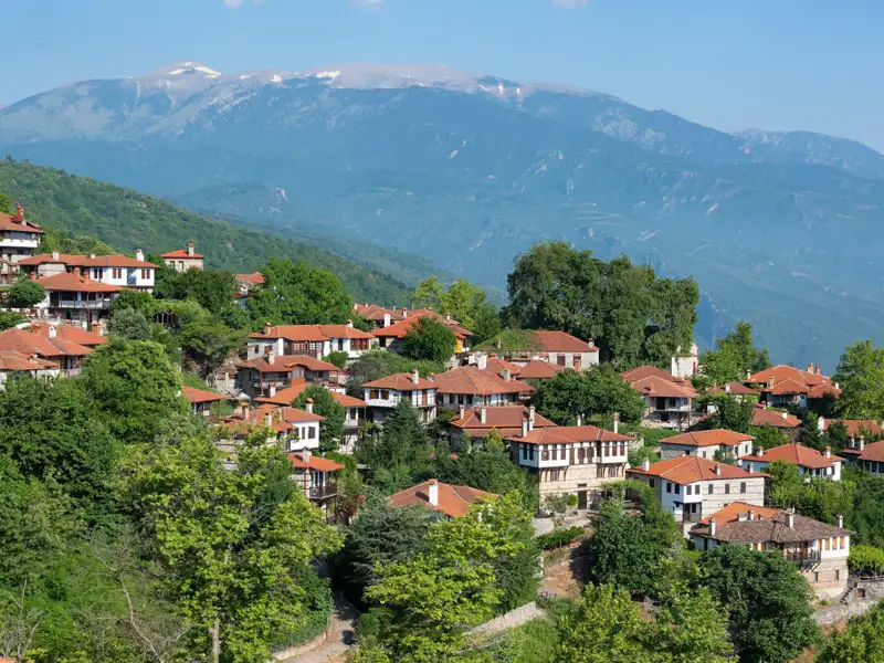 Traditionelles Bergdorf mit Blick auf die Berge.