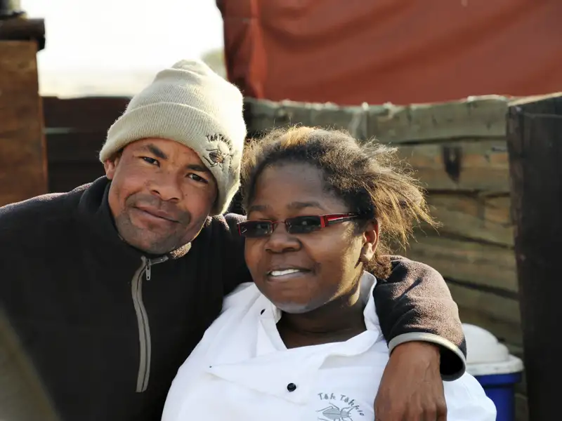 Zwei Personen, die vermutlich an der Reise beteiligt sind.