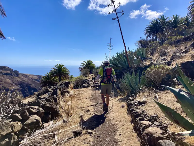 Wanderweg entlang der Küste mit Meerblick.