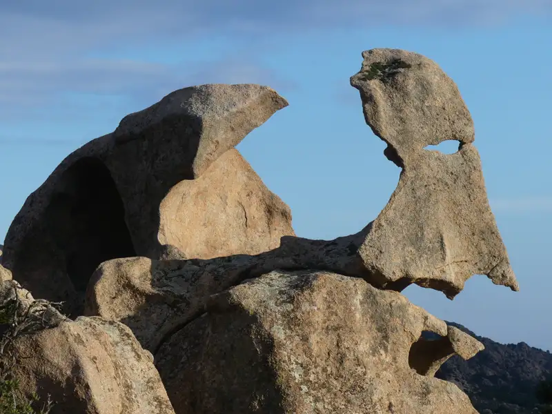 Naturbelassene Felsformationen, geformt durch Erosion.