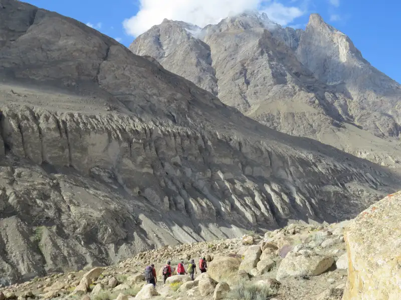 Wandergruppe auf einem Bergpfad.