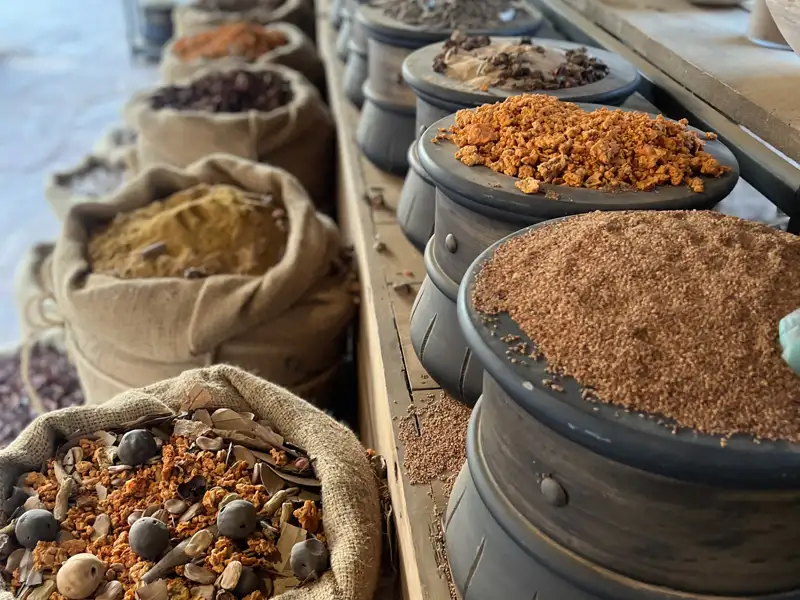 Gewürze und Kräuter auf einem Marktstand.