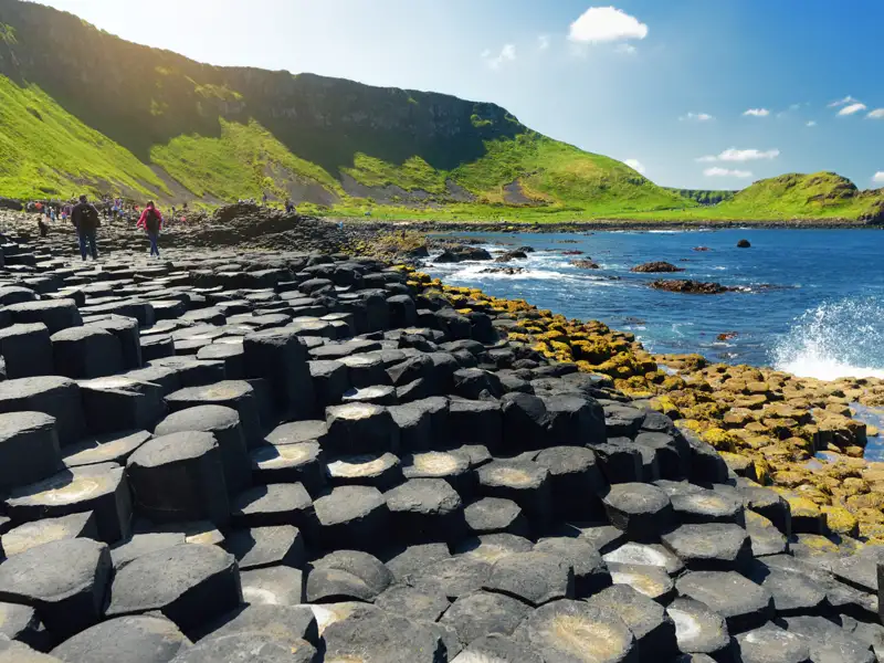 Sechseckige Basaltsäulen des Giant's Causeway mit Blick auf die Küste.