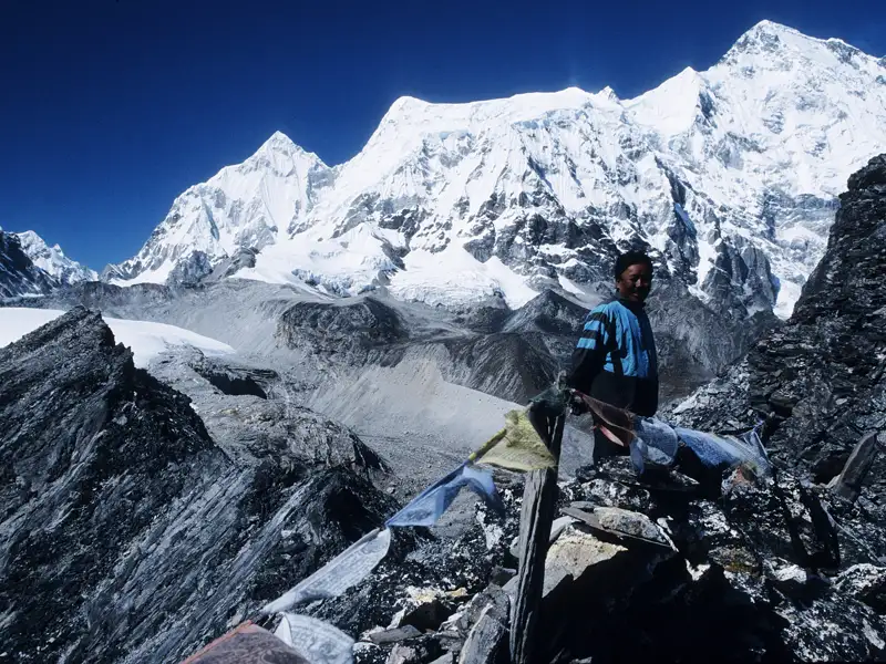 Reisender in den Bergen vor schneebedecktem Gipfel.