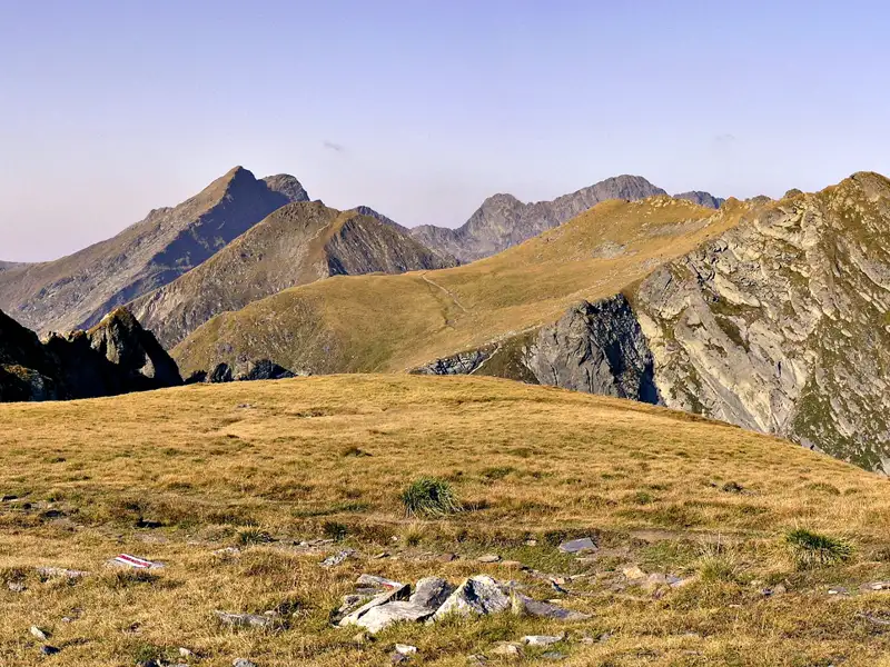 Panoramablick auf die Berglandschaft während einer Wanderung.