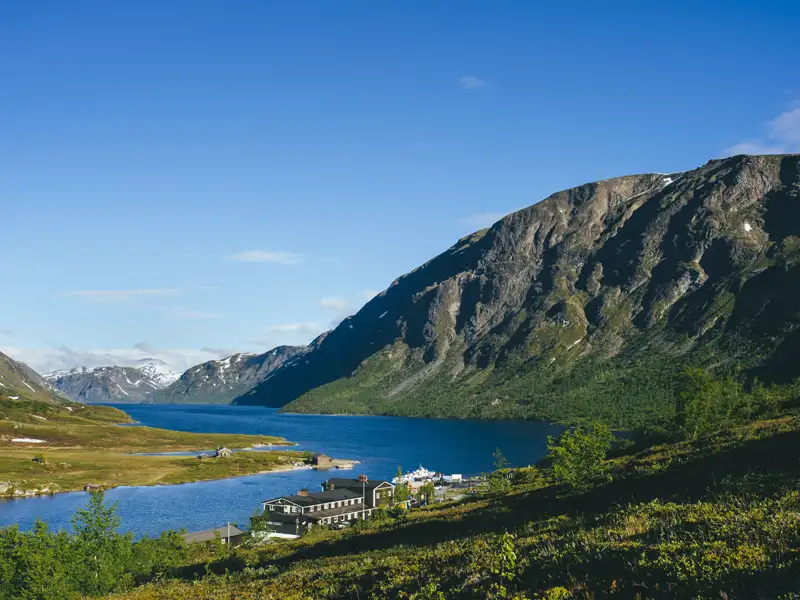 Idyllischer See und Berghotel inmitten der Berge.