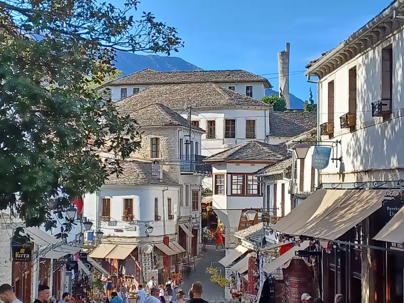 Traditionelle Häuser und Geschäfte in der Altstadt.