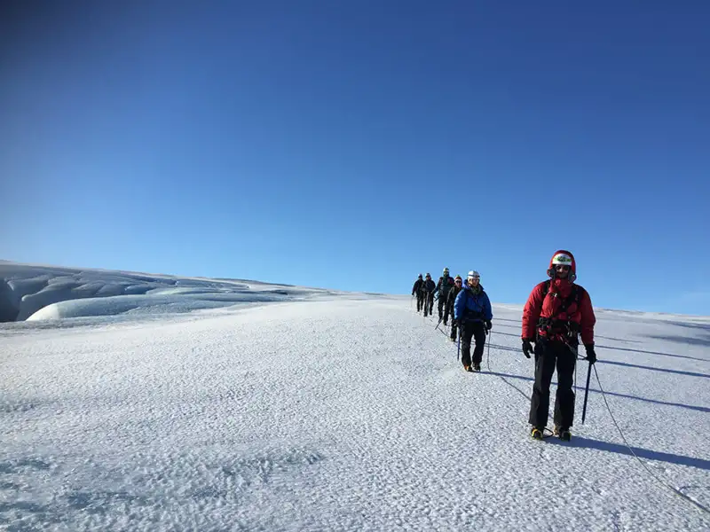 Gletscherbegehung einer Bergsteigergruppe.