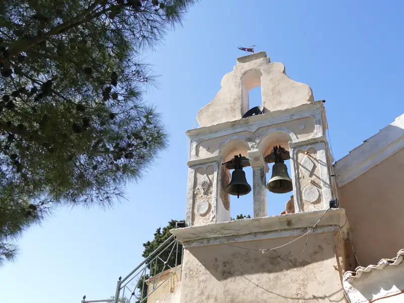 Zwei Glocken im Glockenturm einer Kirche.