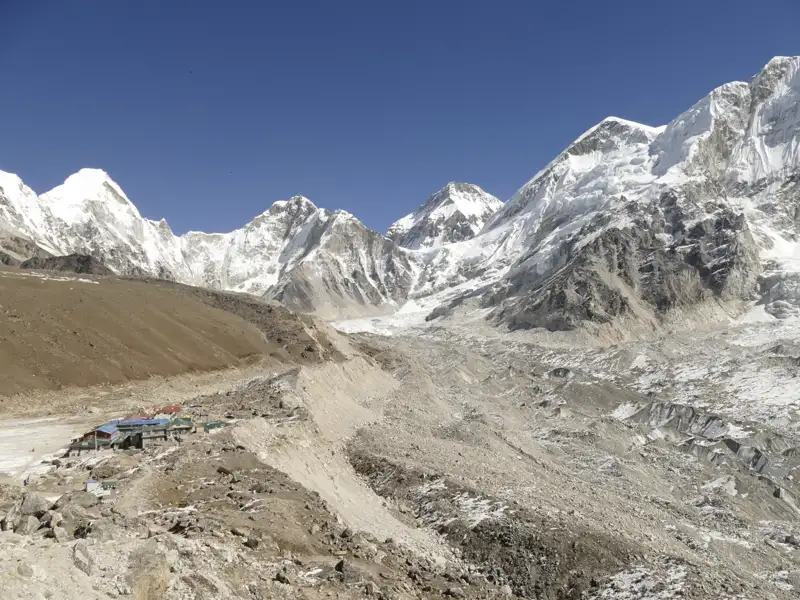 Basislager in der Himalaya-Region mit Blick auf die schneebedeckten Gipfel.