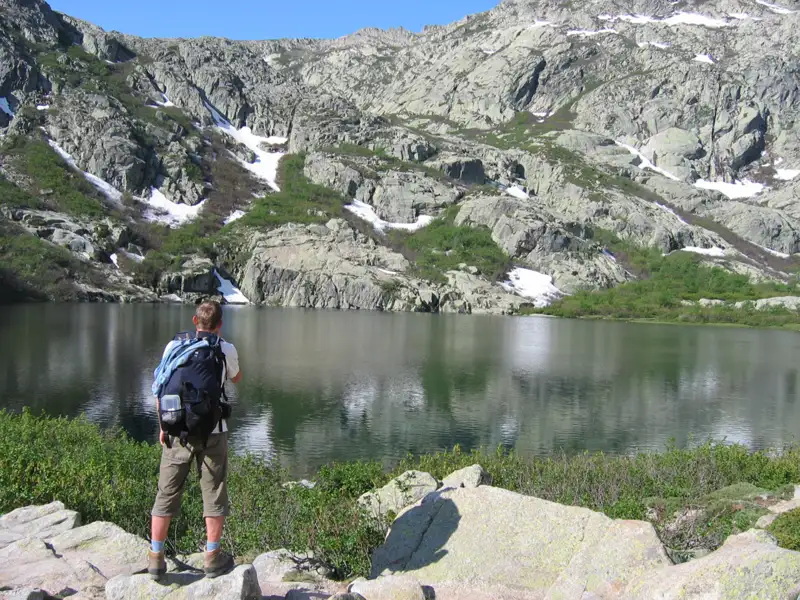 Wanderer am Ufer eines Bergsees in den Bergen.
