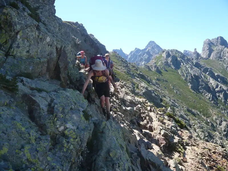 Wanderer auf einem felsigen Bergpfad in den Bergen.