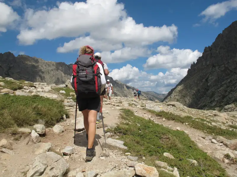 Wanderer auf einem Bergpfad.