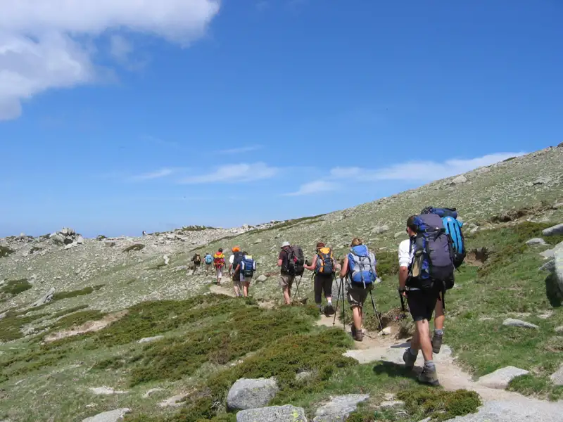 Wandergruppe auf einem Bergpfad.