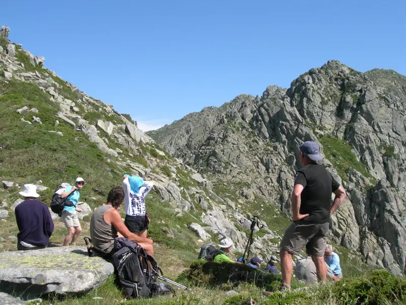 Wandergruppe macht Rast im Gebirge.