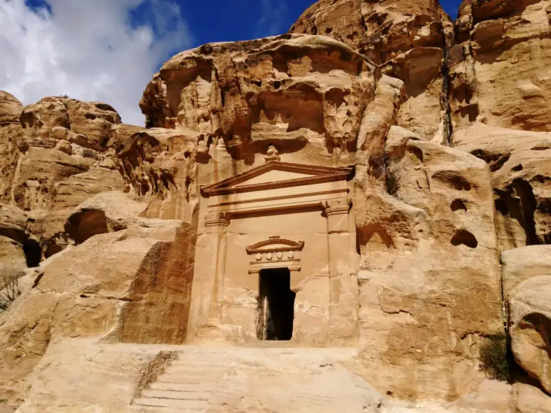 Aus dem Sandstein gehauene Fassade eines Felsengrabes in Petra.