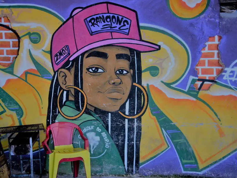 Graffiti-Kunstwerk einer jungen Frau an einer Wand.