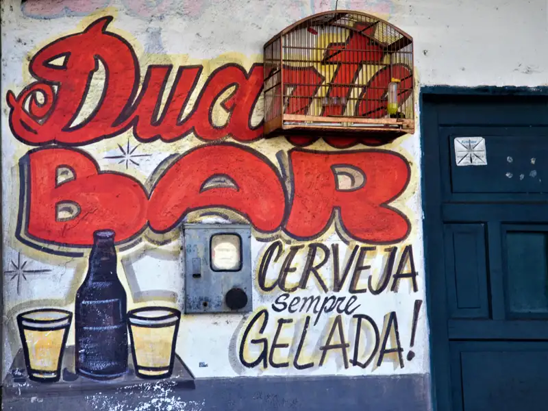 Wandmalerei einer Bar mit Werbung für kaltes Bier.